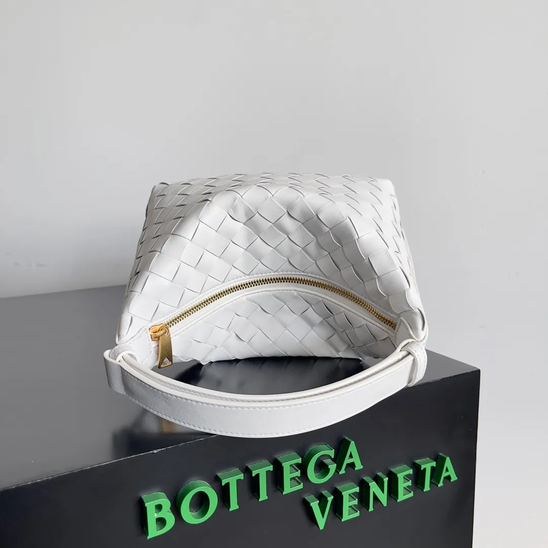 Batch 1360 It is predicted that BV Bottega’s lunch bag will be popular again this year. The entire bag is made of top nappa lambskin, which is very soft and lightweight. It also uses the intrecciato weaving process that the two founders spent several months developing from the beginning of the brand. It is completely hand-woven by Italian craftsmen. It perfectly reflects the craftsmanship of Bottega. The entire bag shape is also a very practical and popular lunch box bag type. The slightly curved arc of the bag mouth can also better fit our wrists. Style number: 754443 Size: 22*13*9